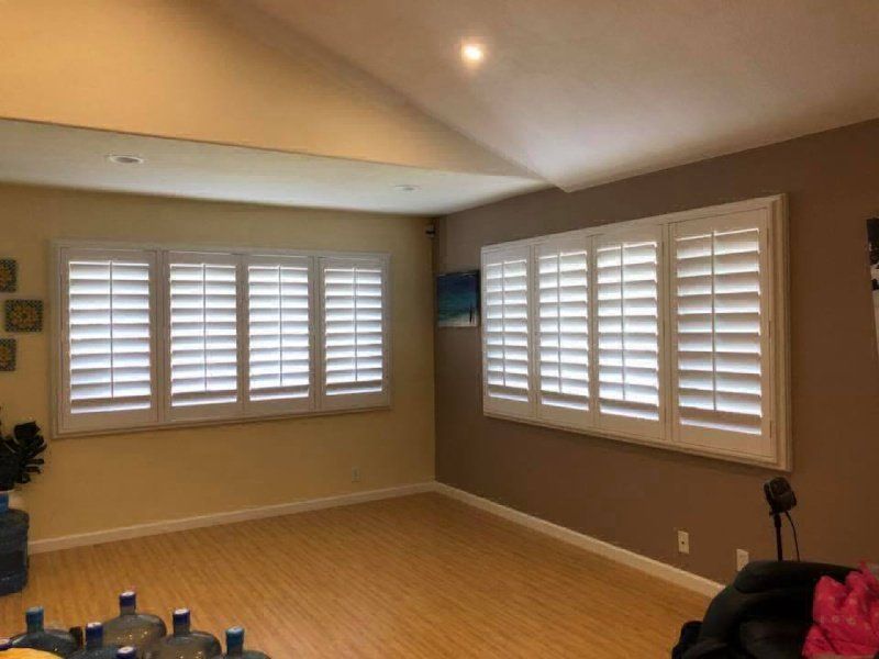 view of window design with installed blinds