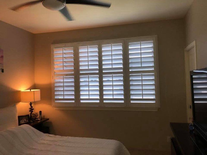view of window design with installed blinds