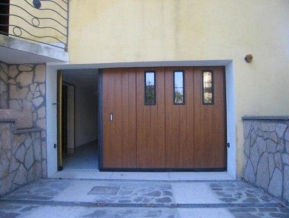 Garage con porta aperta