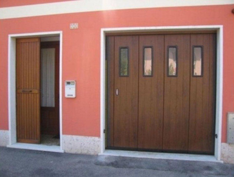 Portone garage con quattro finestre