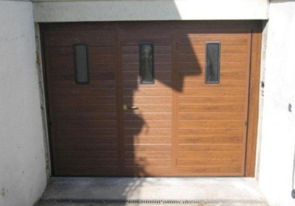 Portone garage con tre finestre