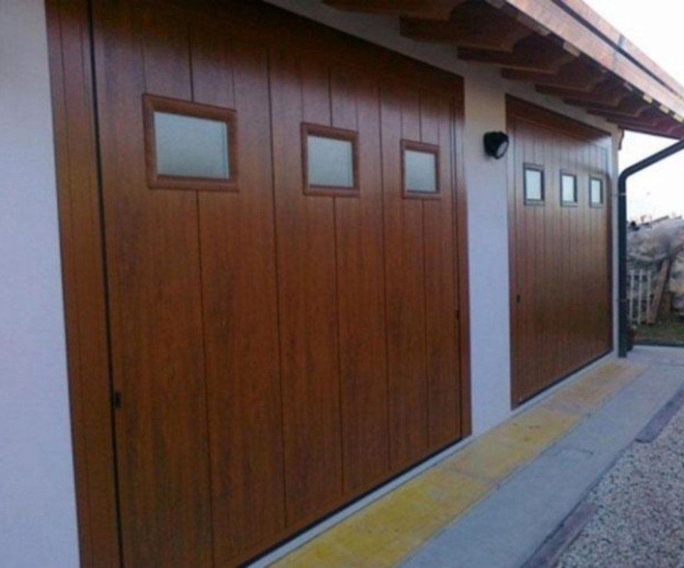 Portone con finestre quadrate