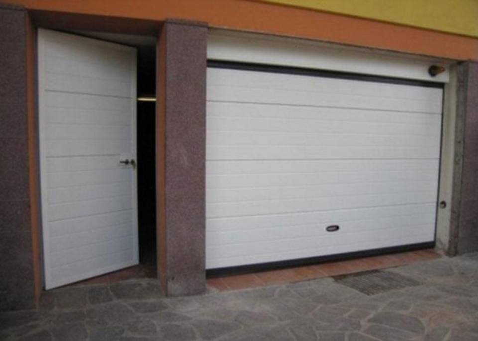 Portone e porta bianchi