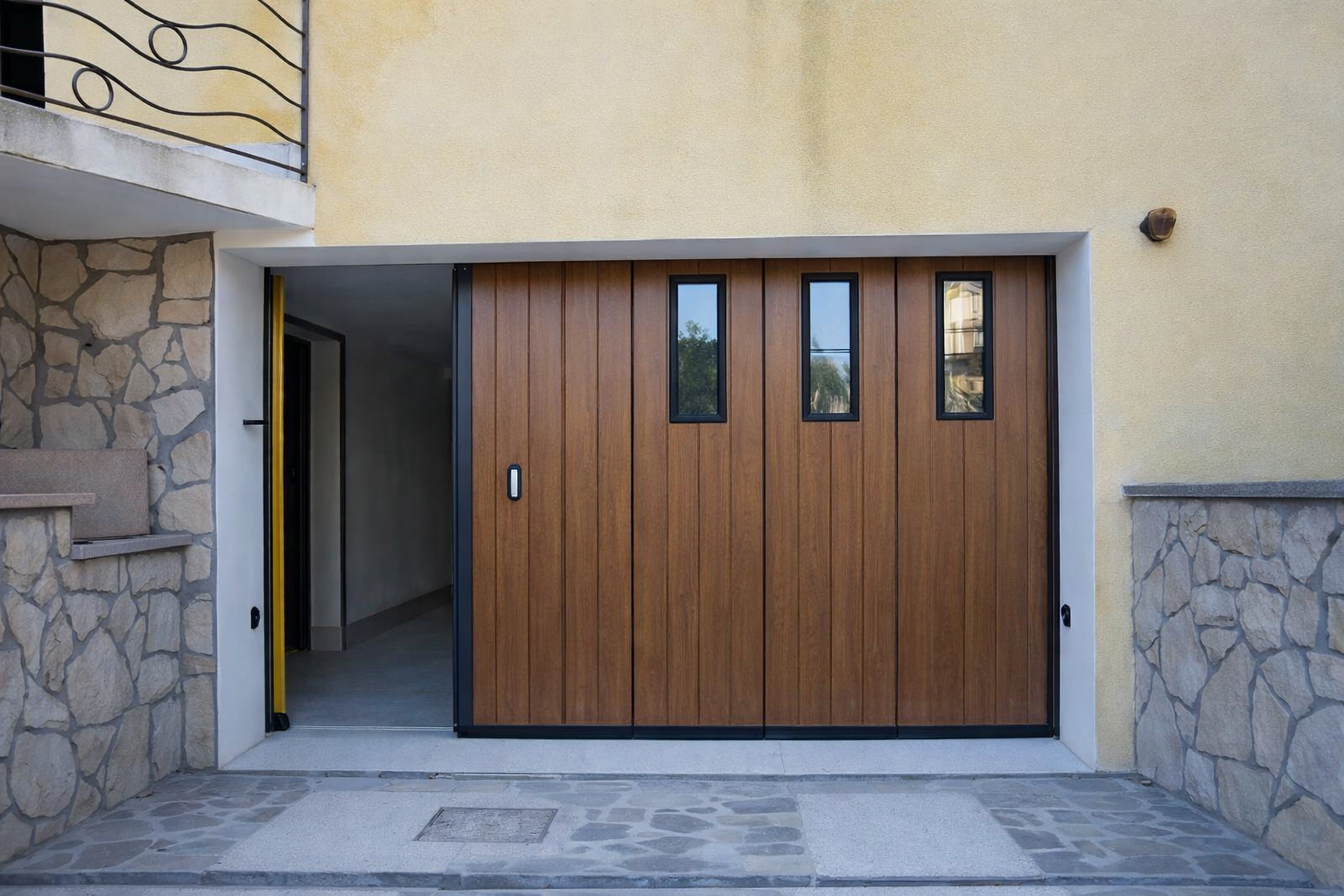 Garage con porta aperta