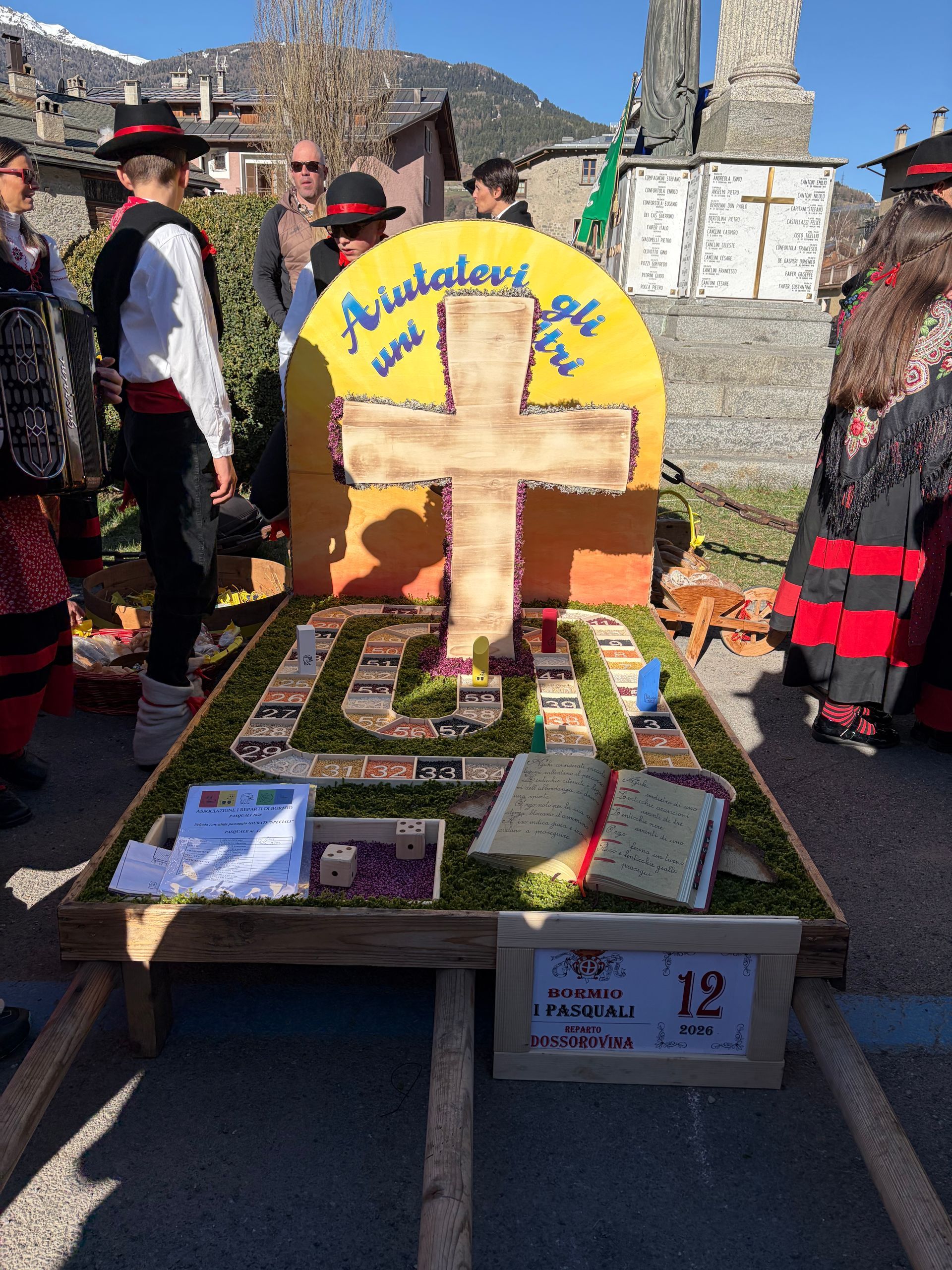 Una statua di una ballerina è su un tavolo con un cartello che dice 12