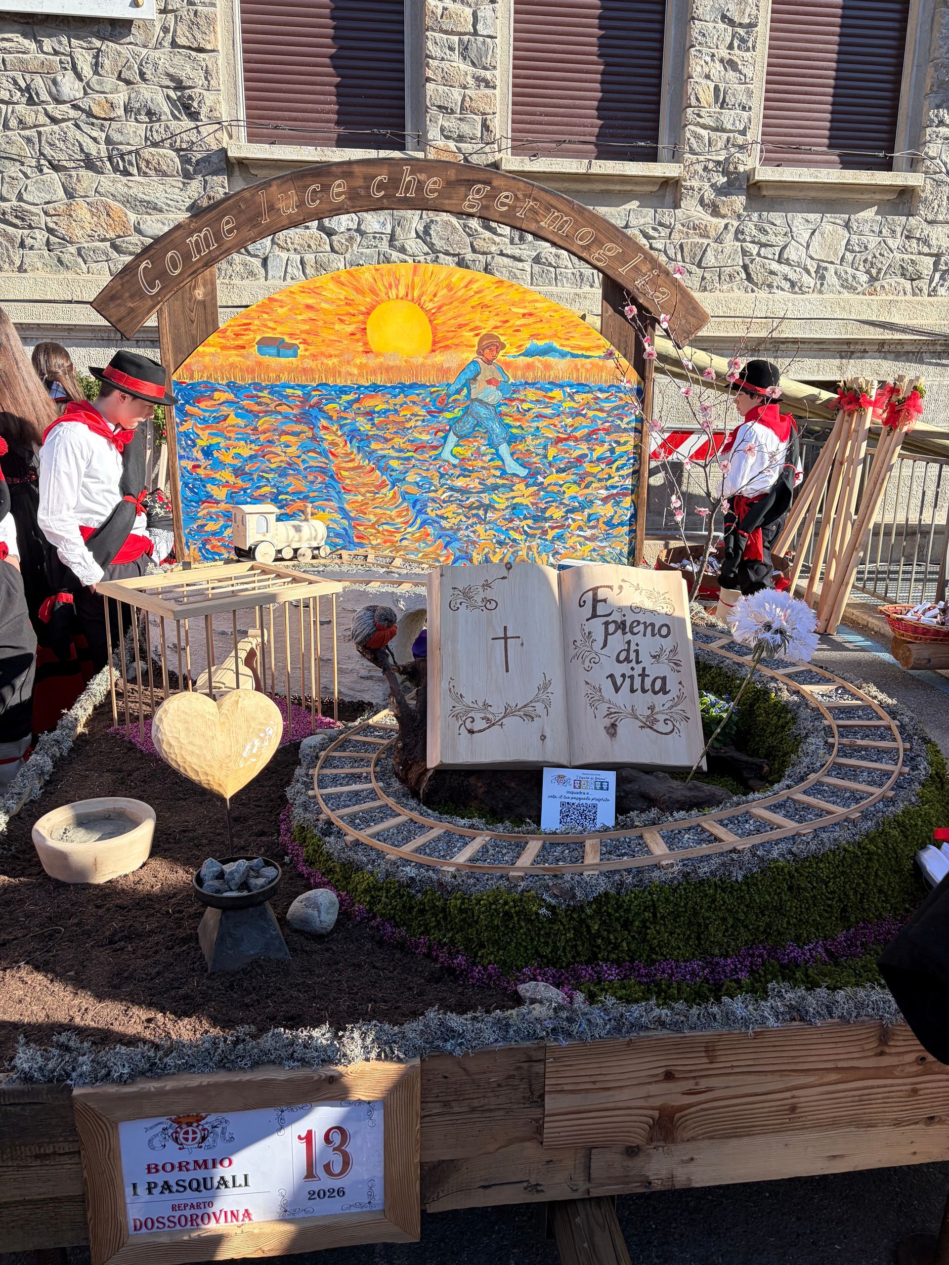 Una composizione floreale con un'immagine di Gesù sopra