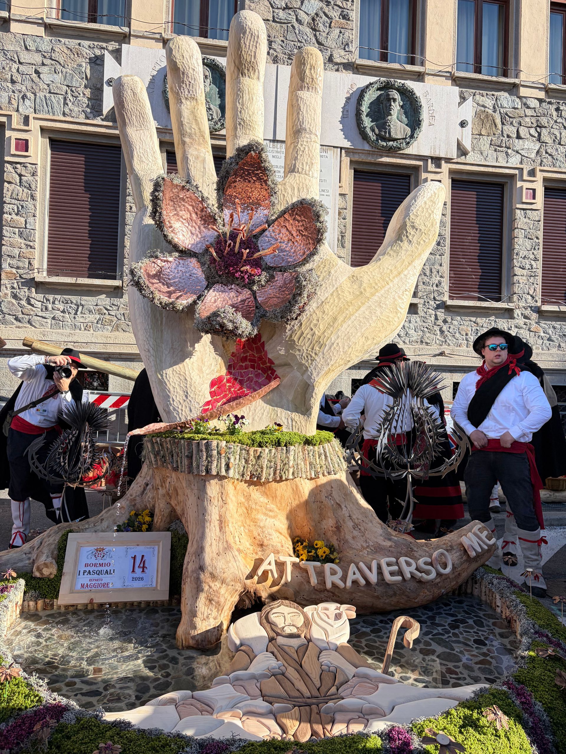 Un tavolo di legno con un cartello che dice nelle tue mani