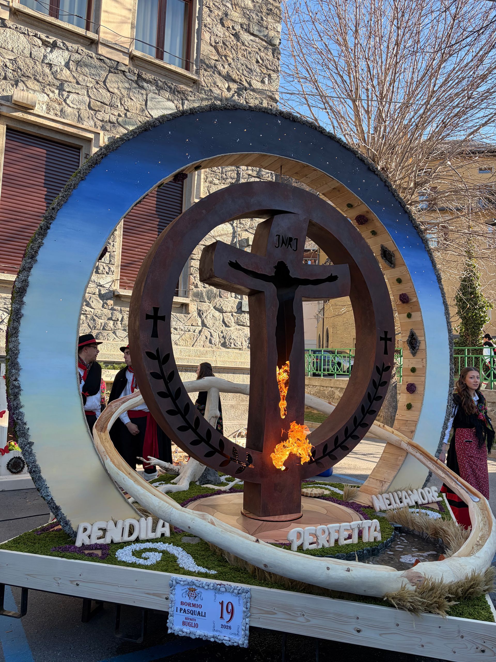 Un gruppo di bambini è in piedi attorno a un tavolo con un cartello che dice illumina il suo