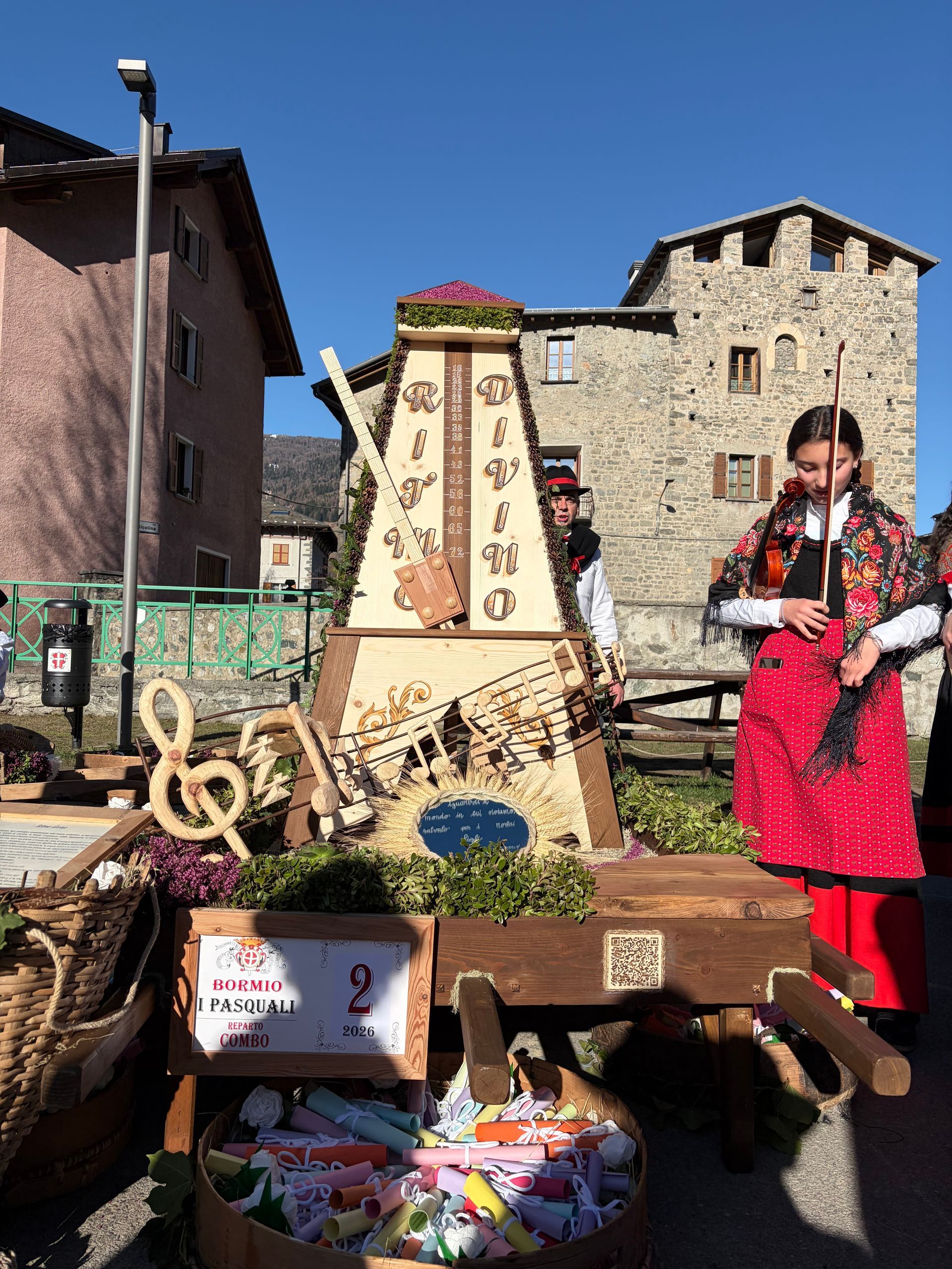 Un gruppo di persone è in piedi attorno a un tavolo con un albero al centro.