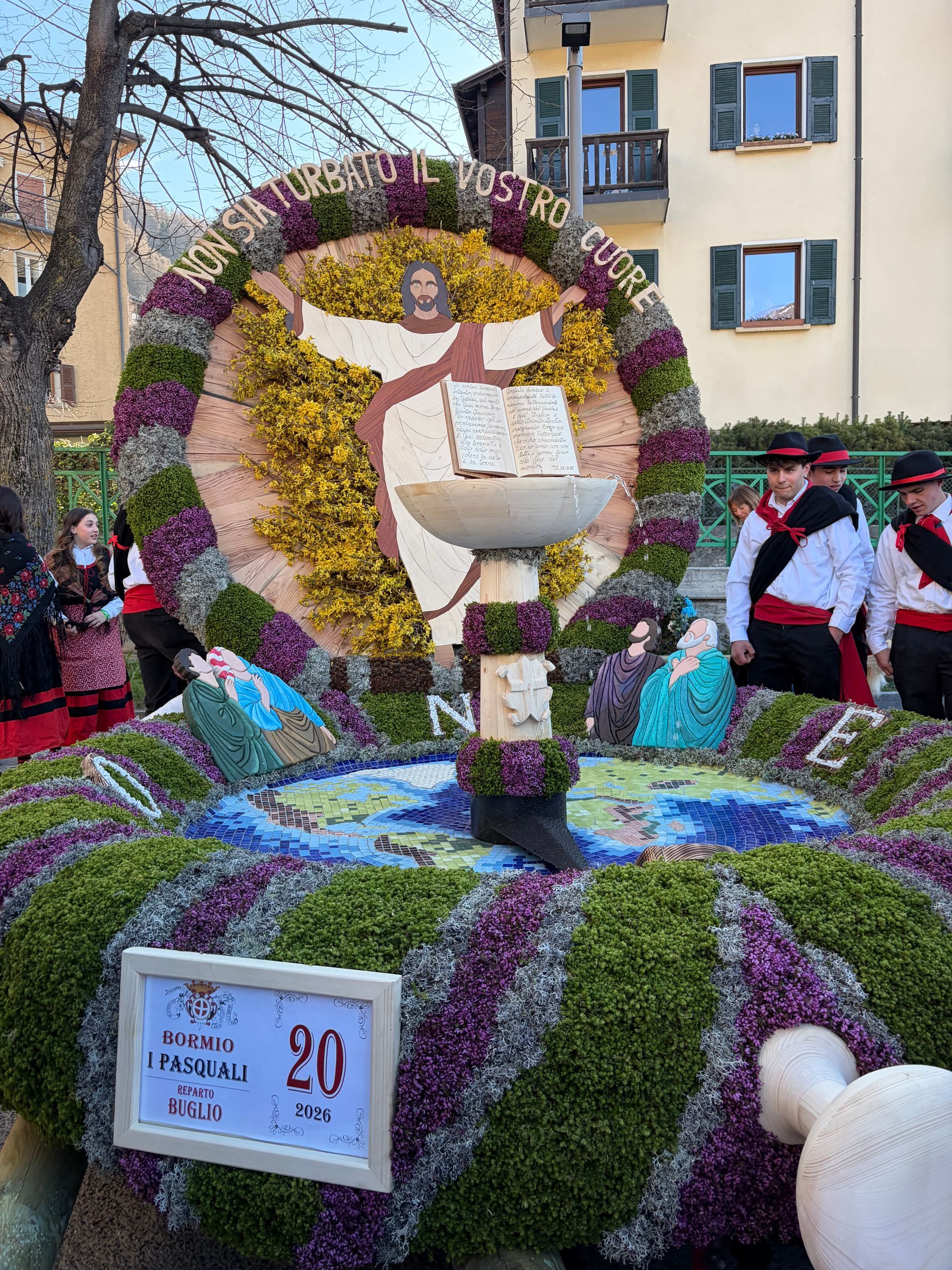 Un tavolo con una giostra e dei palloncini sopra.