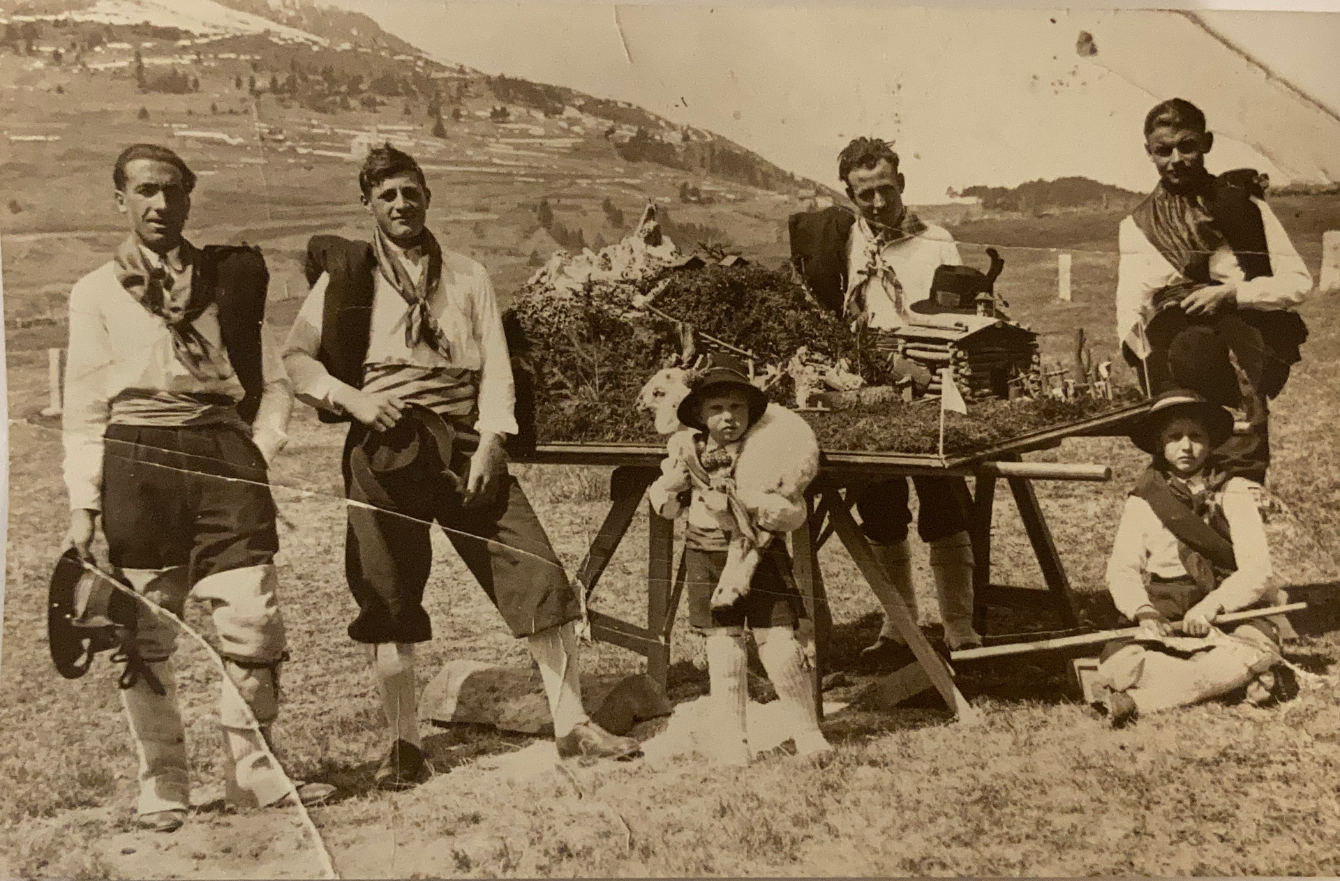 Un gruppo di persone posa per una foto in un campo