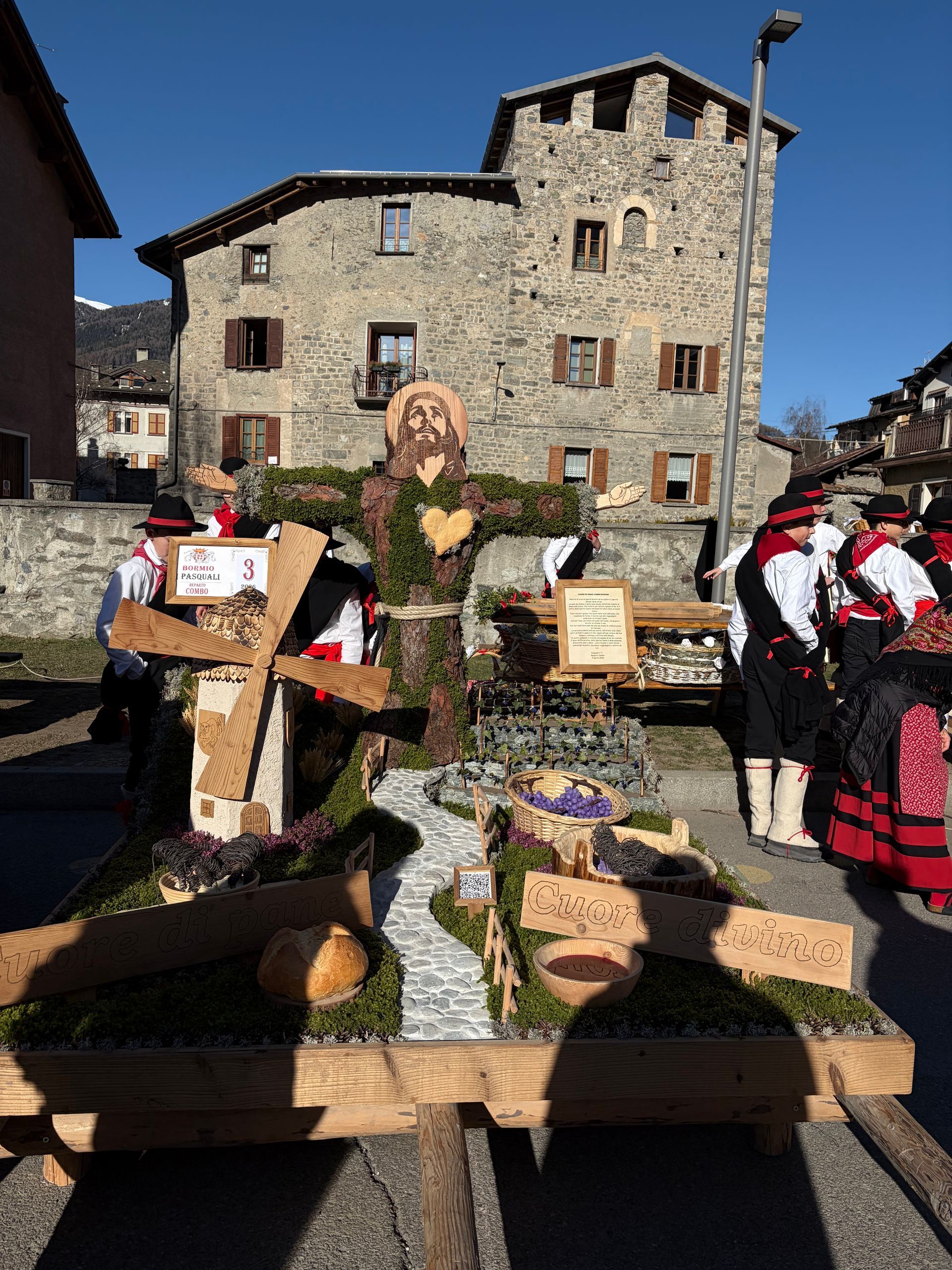 Un carro decorato con una scacchiera e un trono.