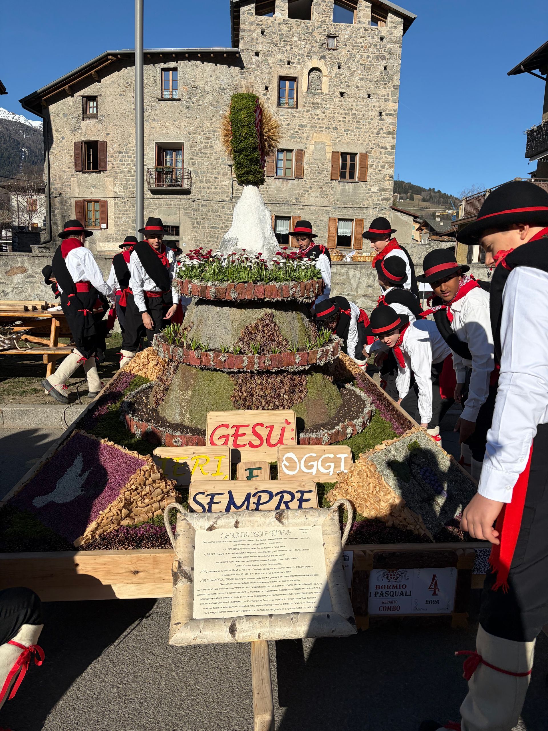 Sulla strada c'è un carro di legno con un cuore e una croce sopra.
