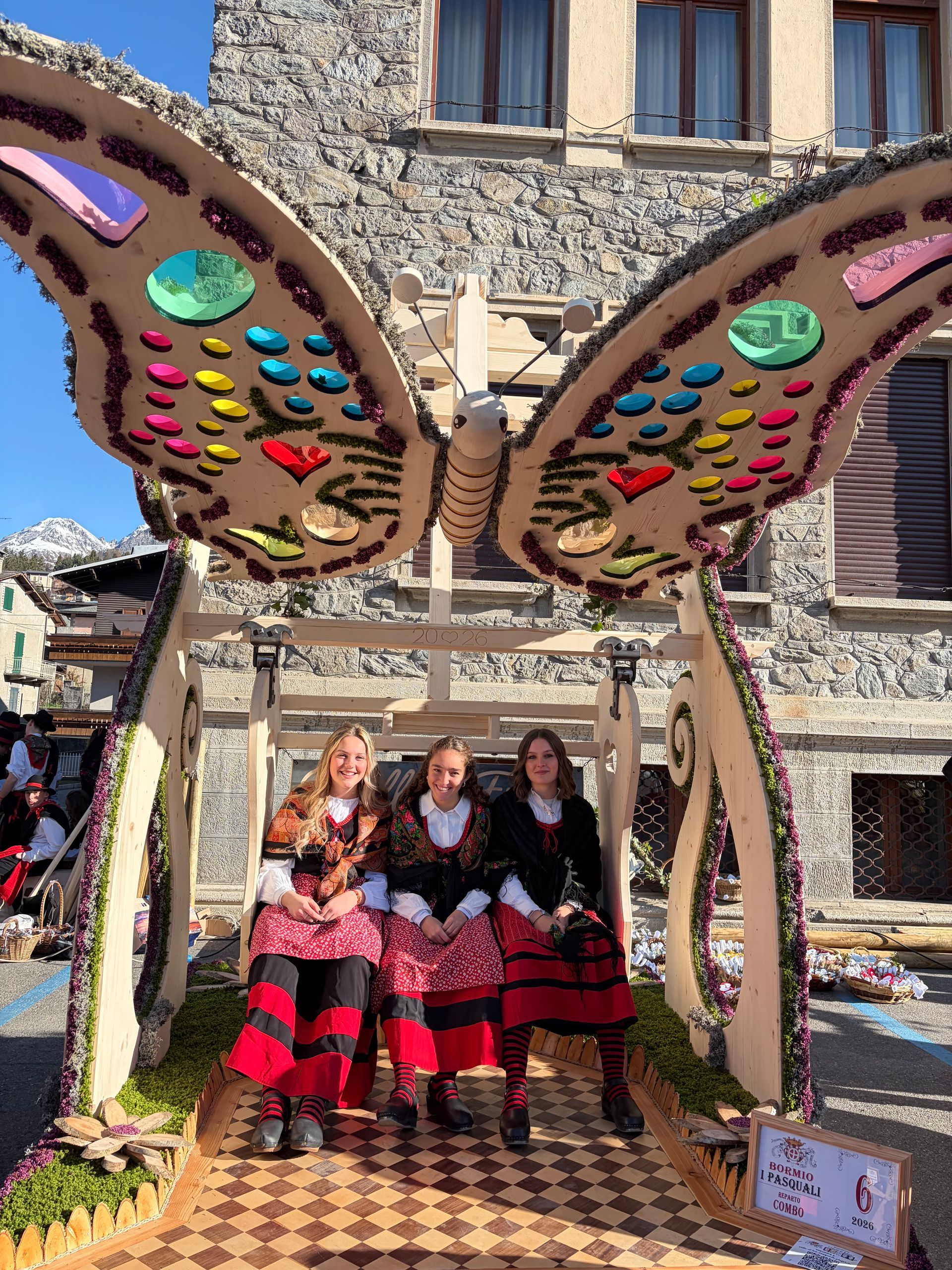 Un modello di casa è appoggiato su un tavolo.