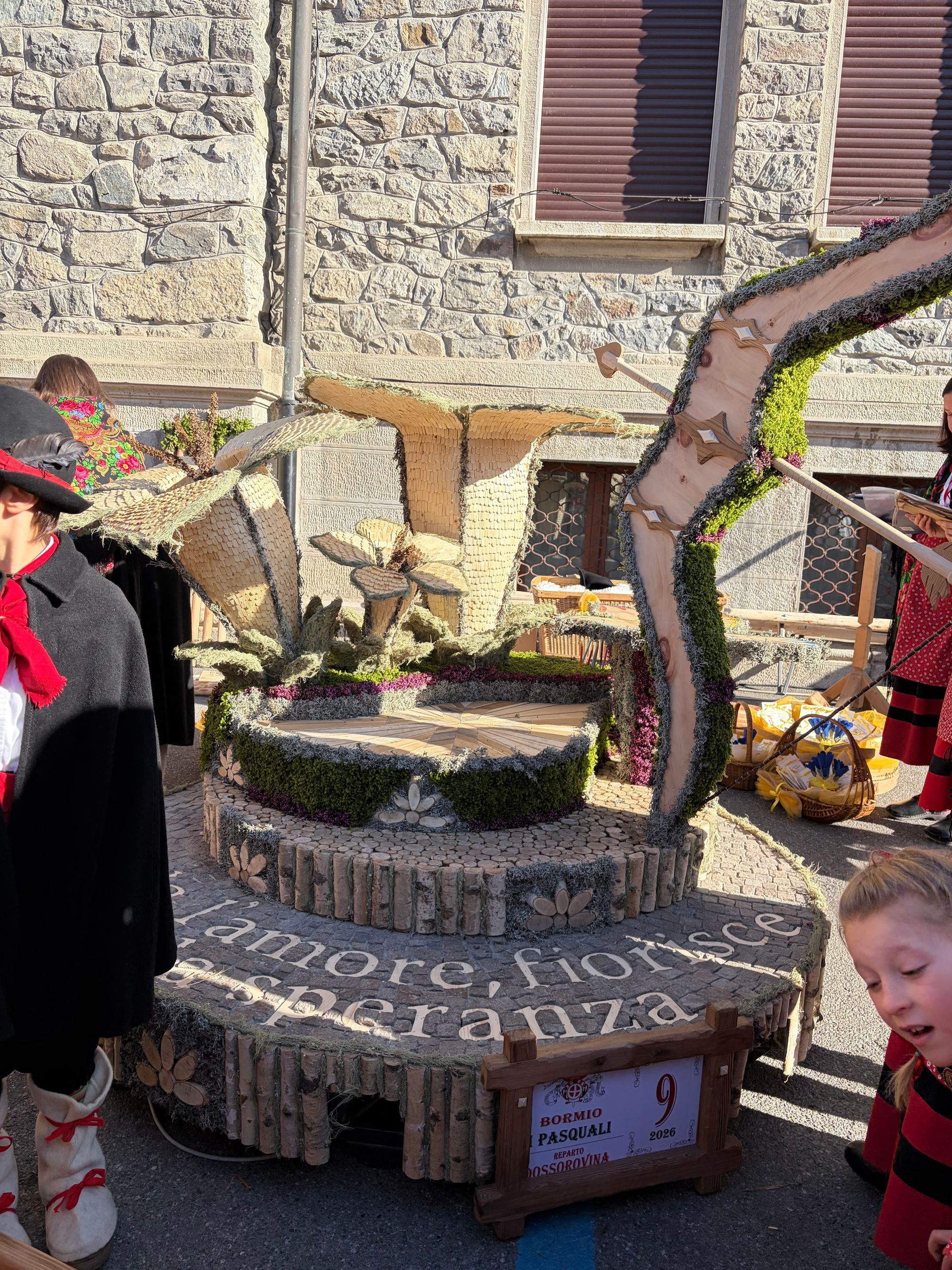 Una statua di una luna crescente con una croce in cima.