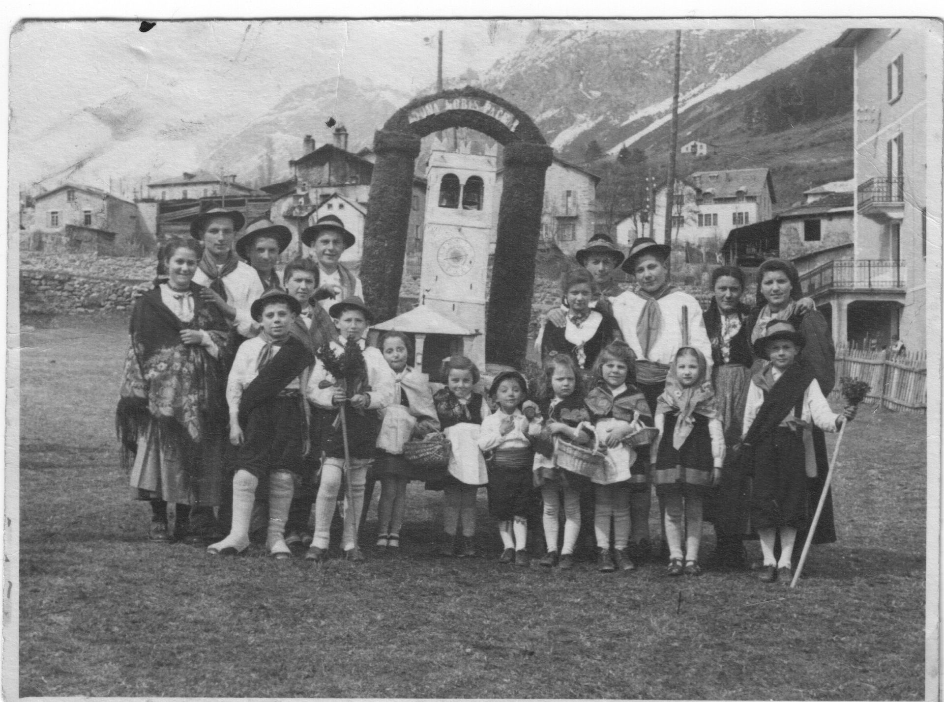 Una foto in bianco e nero di un gruppo di persone che posano per una foto