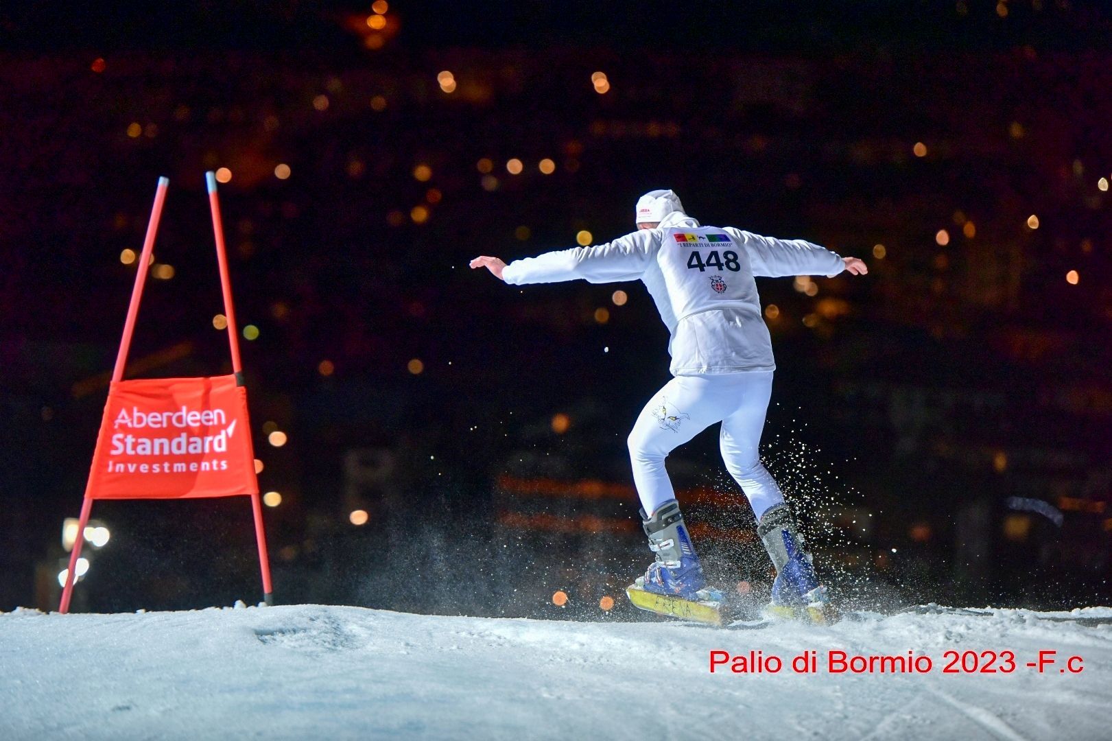 Uno snowboarder con il numero 44 sulla schiena