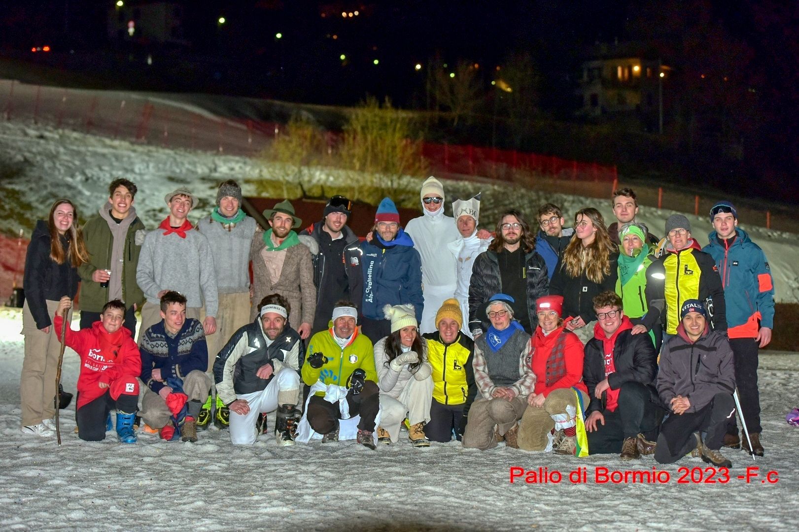 Un gruppo di persone posa per una foto sulla neve.