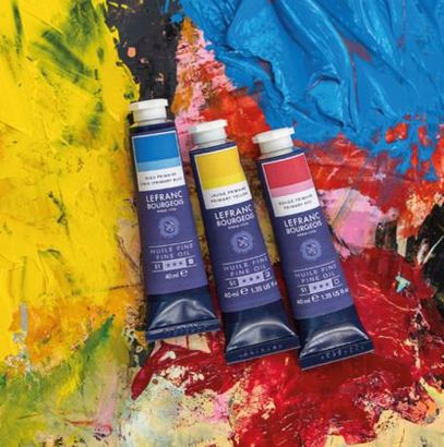 Tre tubetti di colore su uno sfondo astratto e colorato nei toni del giallo, blu, rosso e bianco.