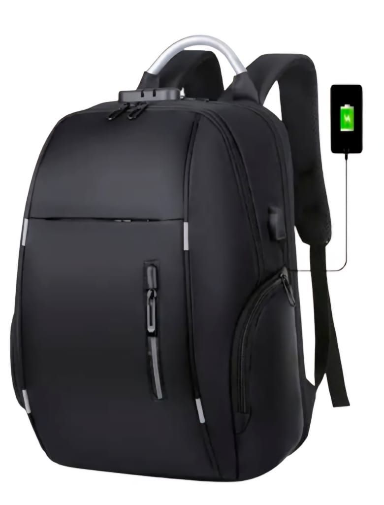 Mochila negra con puerto de carga USB incorporado, conectado a un teléfono inteligente.