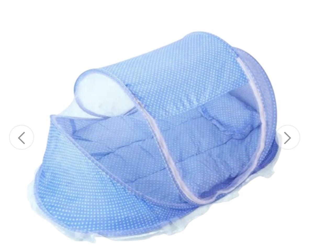 Cuna plegable de color azul con dosel de malla, sobre superficie blanca.
