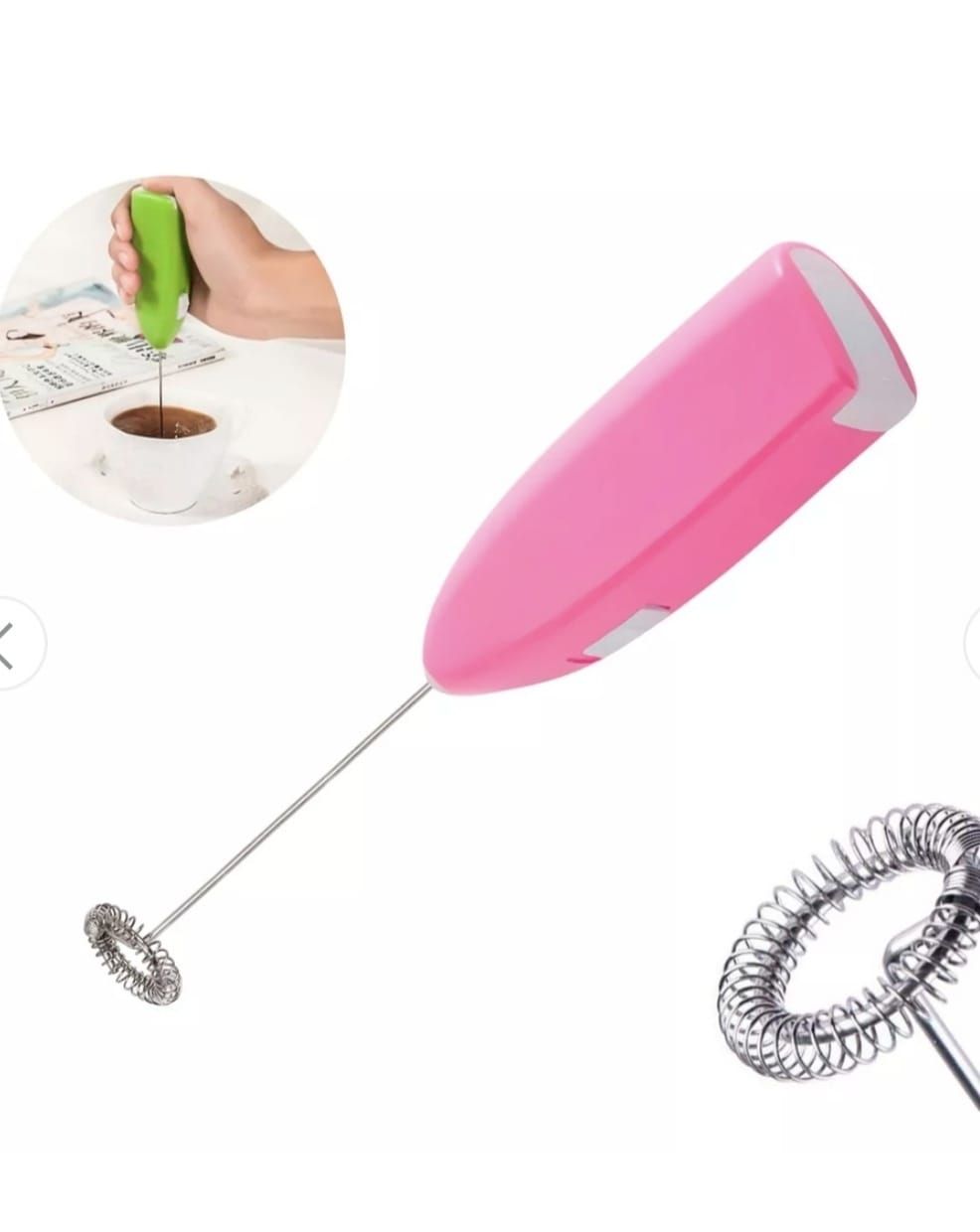 Espumador de leche portátil de color rosa con cabezal batidor, utilizado para espumar una taza de café.