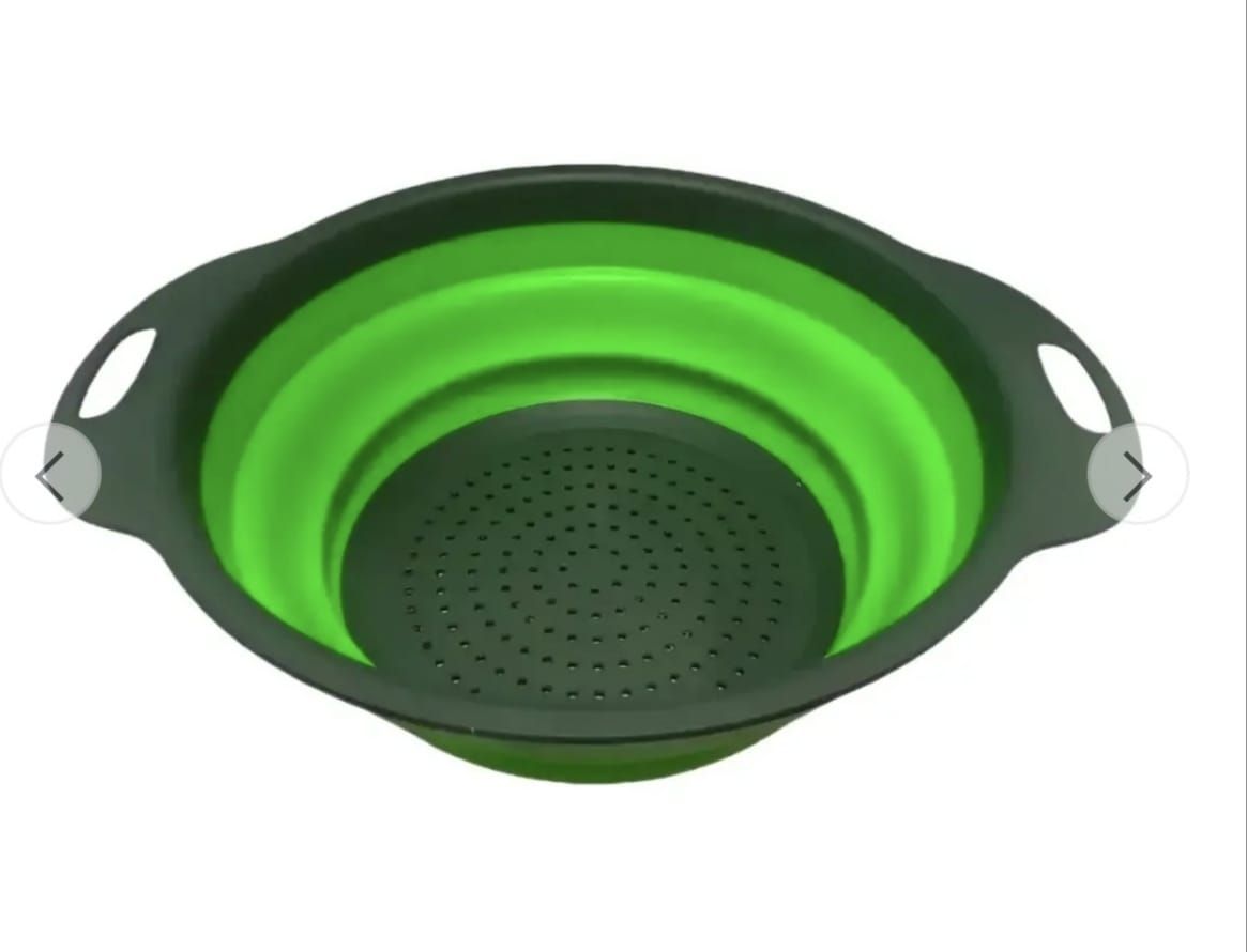 Colador de silicona plegable de color verde y verde oscuro, abierto con asas a ambos lados.