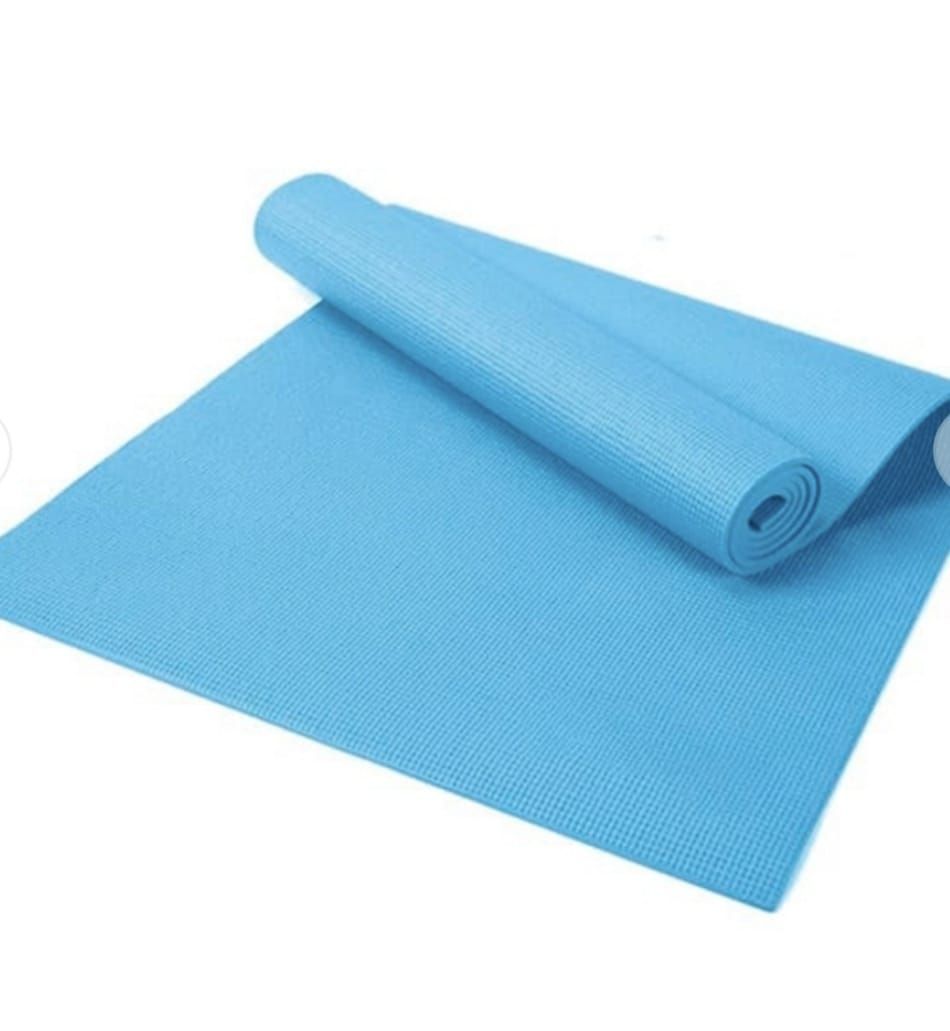 Esterilla de yoga de color azul claro, parcialmente extendida sobre una superficie blanca.