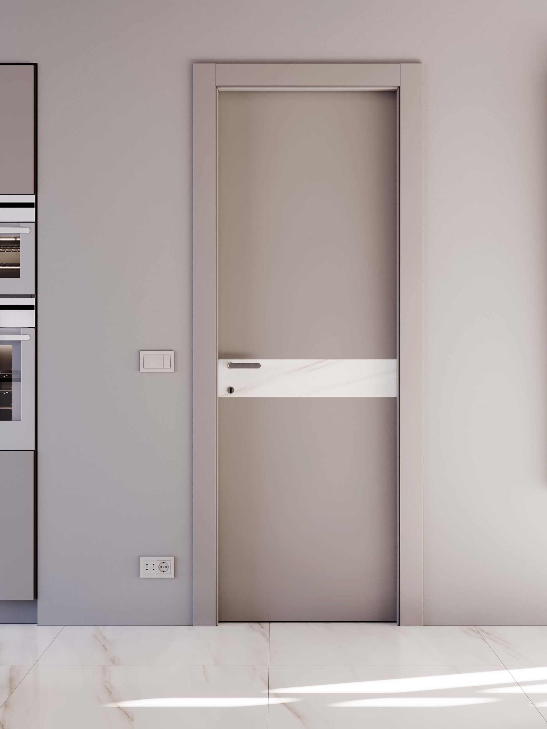 Porta interna grigia con accenti bianchi orizzontali, inserita in una parete grigio chiaro, vicino ai mobili della cucina.