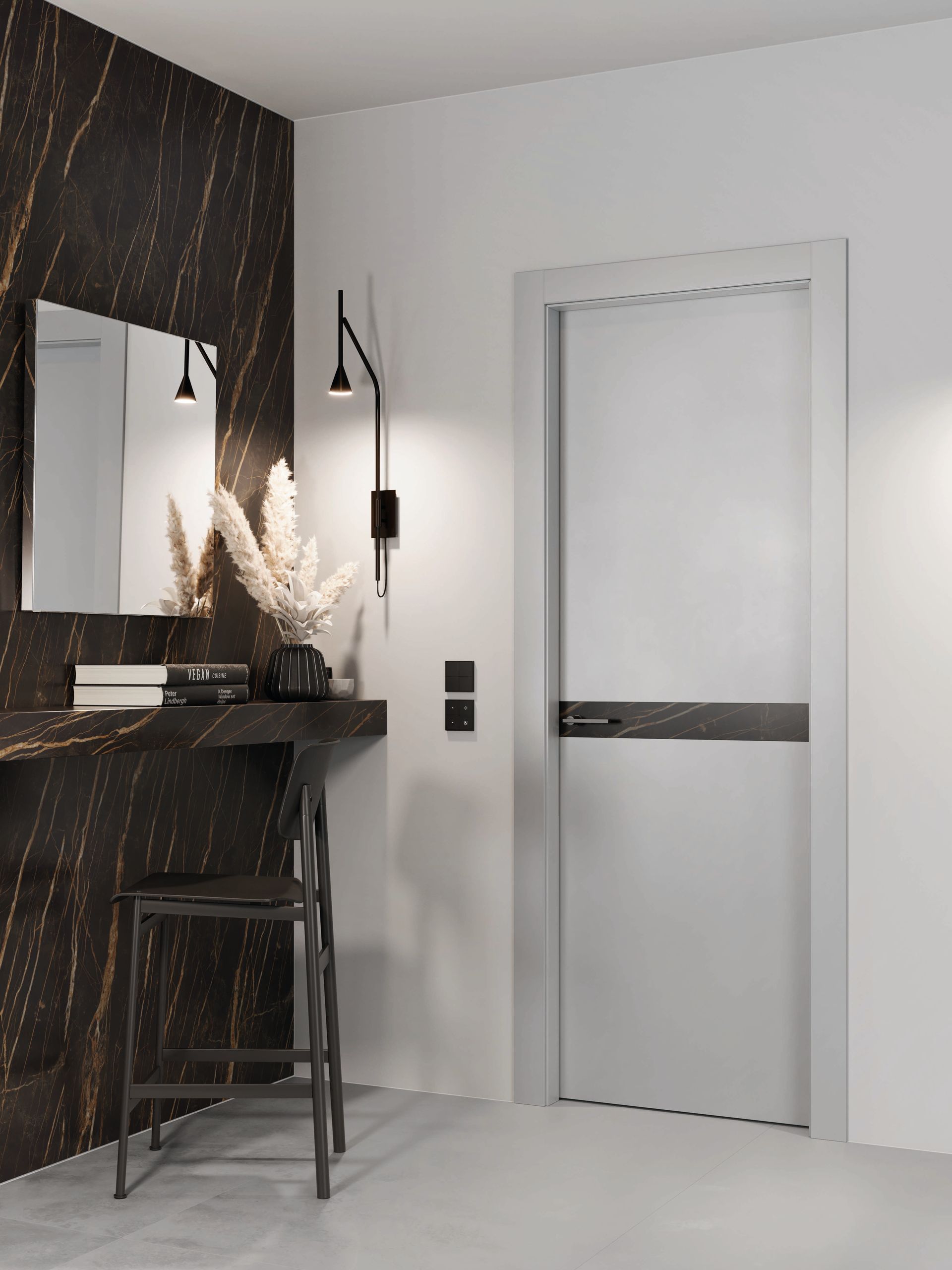 Bagno moderno con parete in marmo nero, porta bianca e sgabello nero.