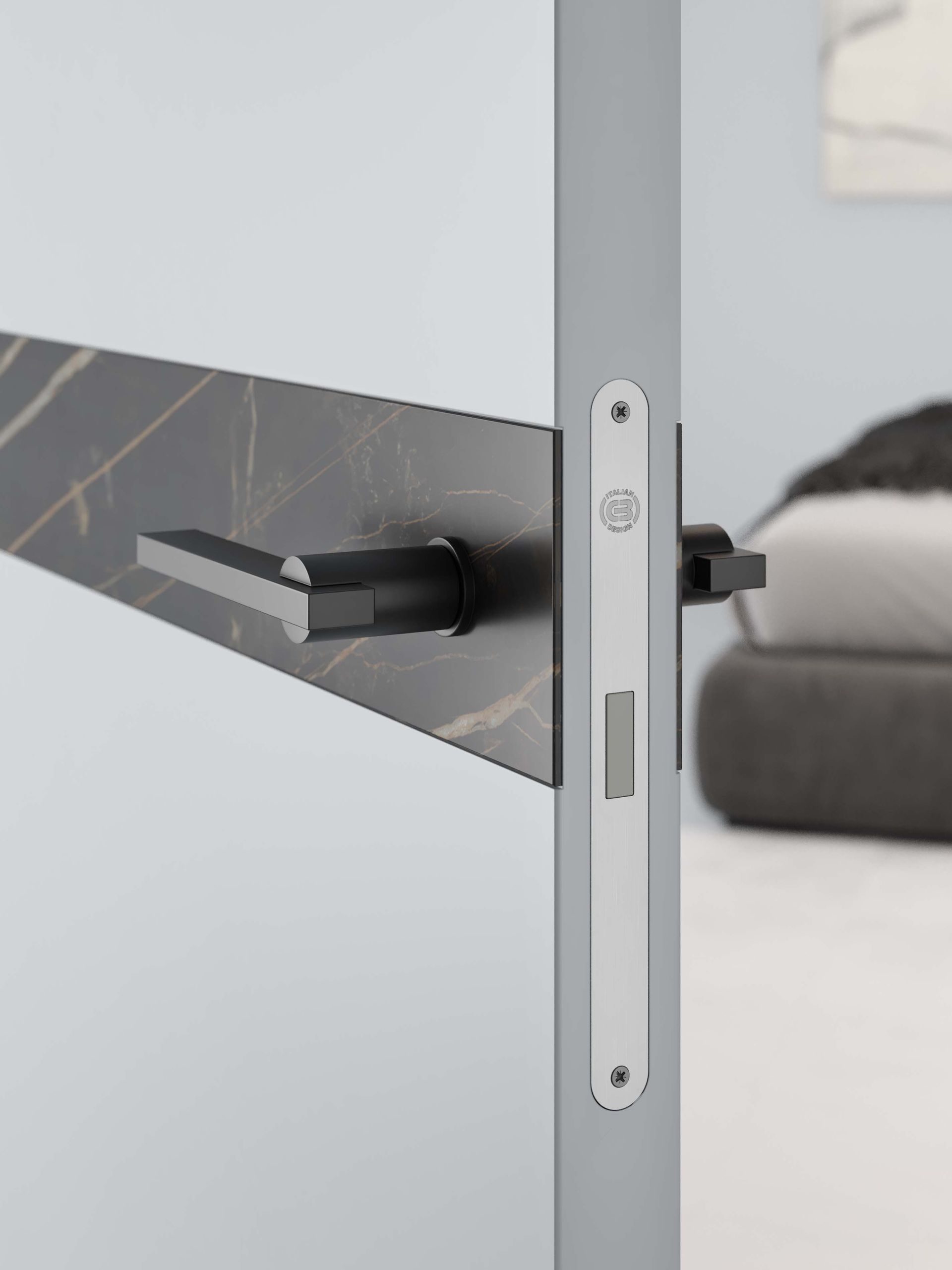 Maniglia della porta con placca nera e marmorizzata. Telaio della porta argentato. Camera da letto sullo sfondo.