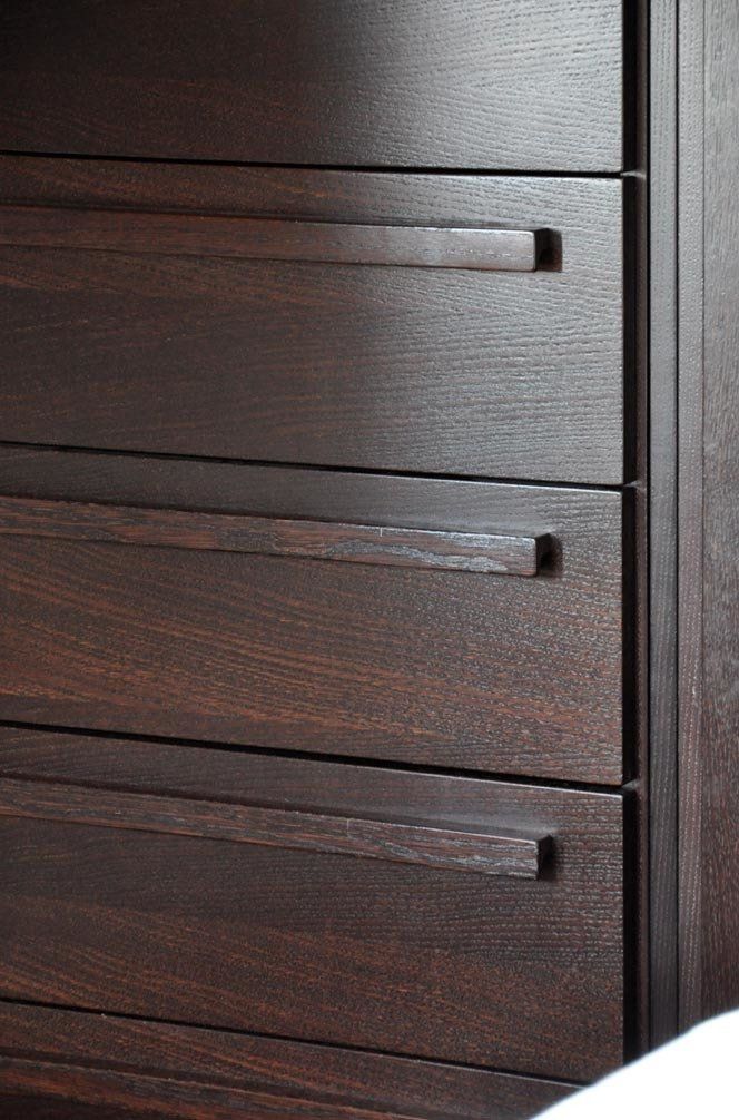 Cassettiera in legno marrone scuro con maniglie orizzontali.