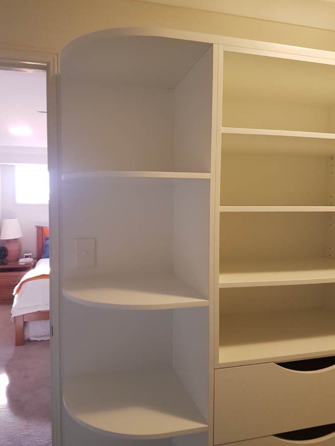 walk in closet corner shelving