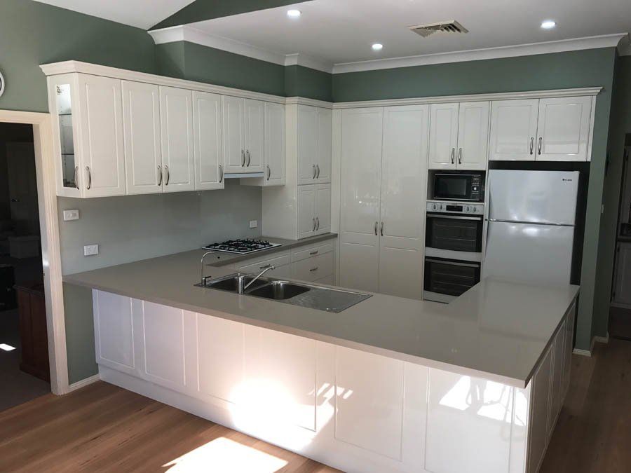 traditional kitchen with U-shape counters