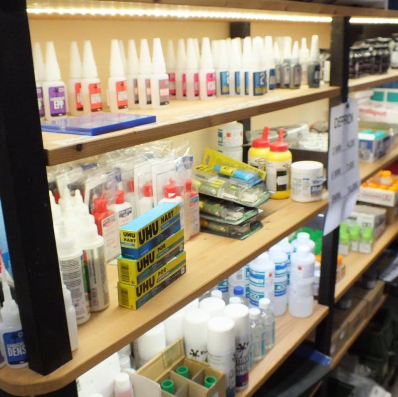 Colle e colori per modellismo