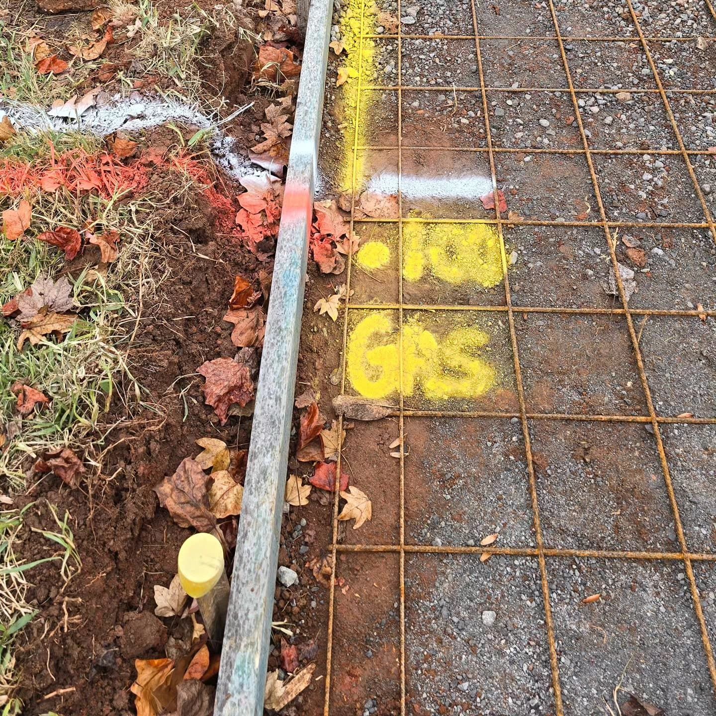 Ground with metal grid, yellow 