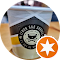 une tasse de café avec une étoile au milieu.