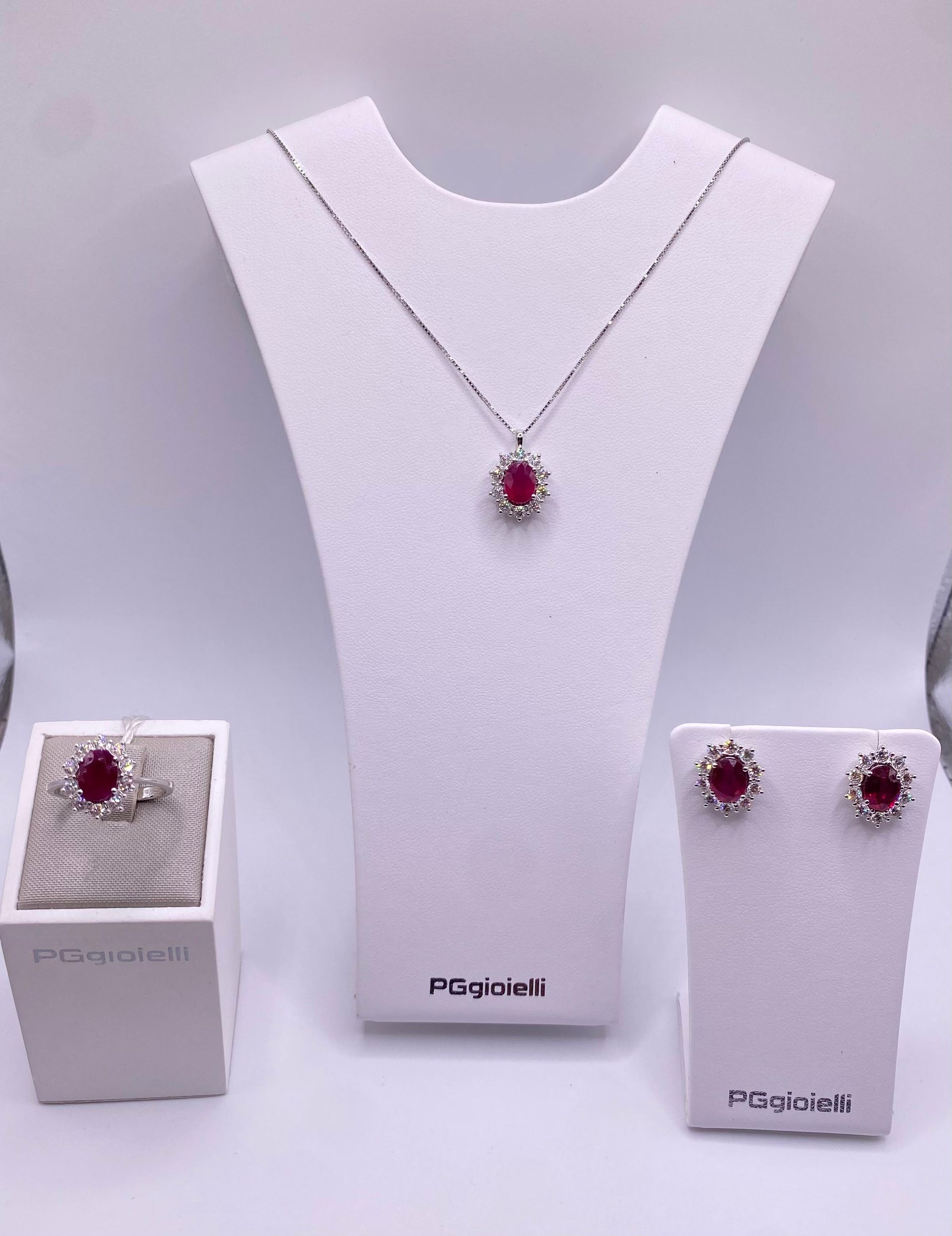 Set di gioielli Lotus Silver a forma di cuore in una scatola; collana e orecchini in argento con pietre trasparenti.