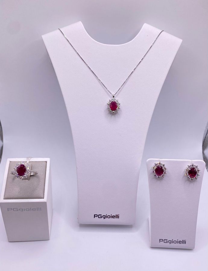 Set di gioielli Lotus Silver a forma di cuore in una scatola; collana e orecchini in argento con pietre trasparenti.