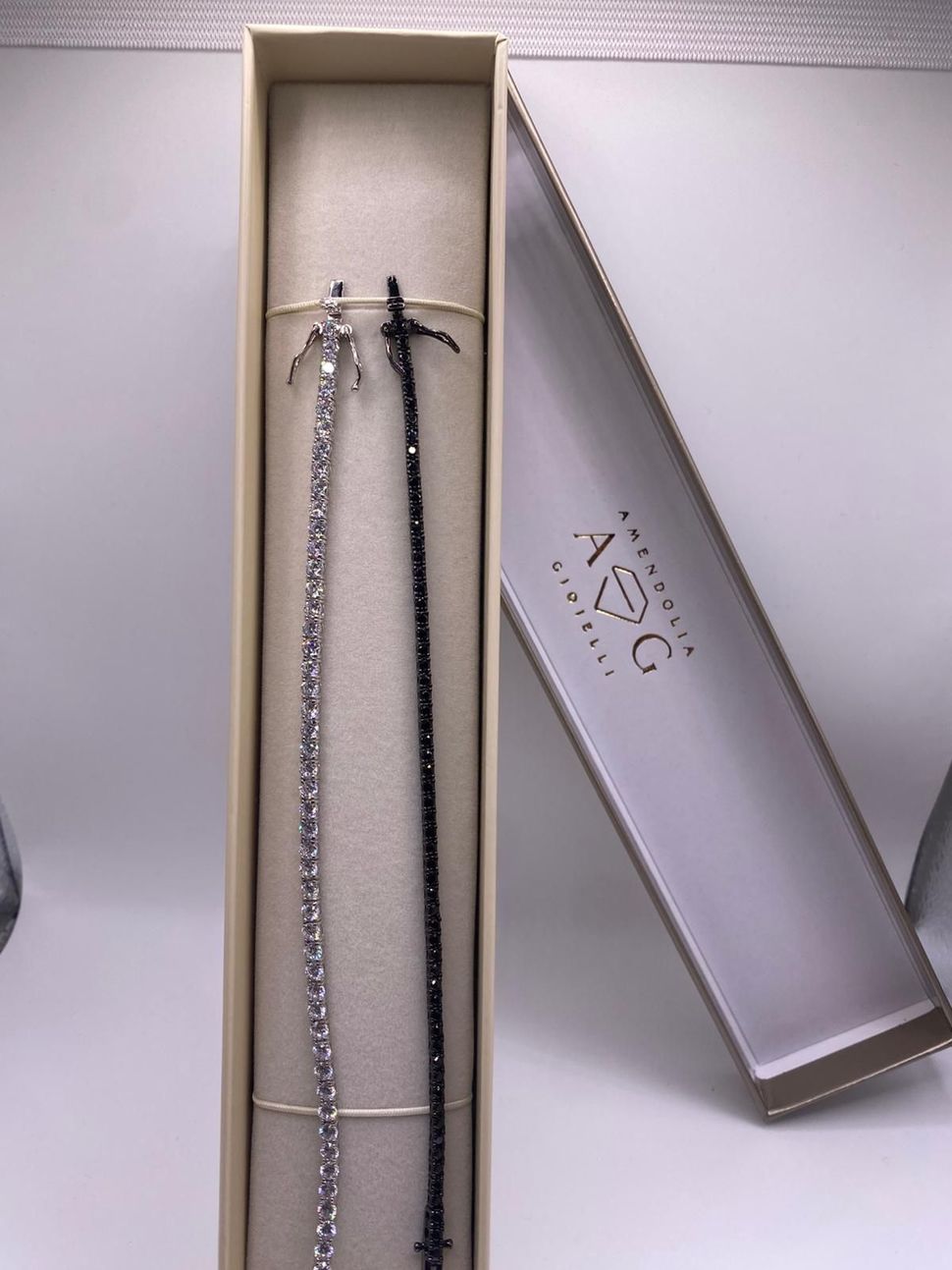 Bracciale con perline rosse e ciondolo a forma di albero in argento, esposto in una scatola portagioielli Miluna.