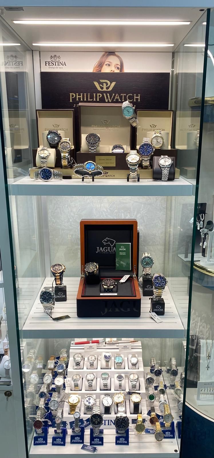 Vetrina con vari orologi in vendita.