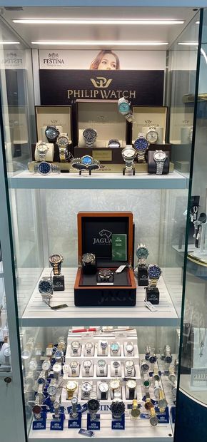 Vetrina con vari orologi in vendita.