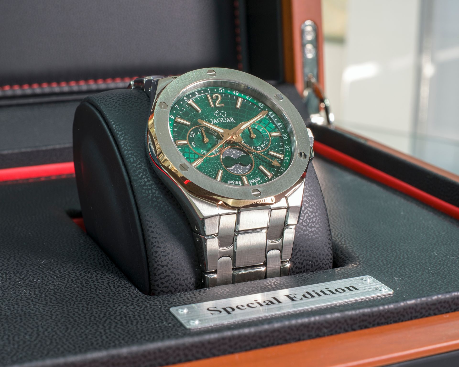 Orologio di lusso con quadrante verde in una scatola di presentazione Special Edition.