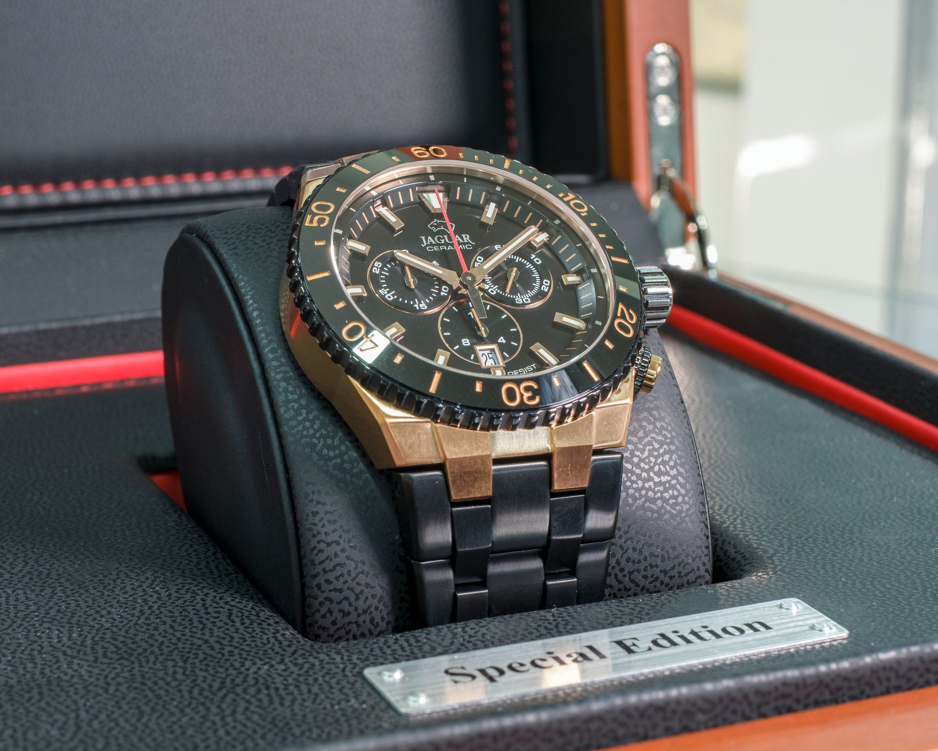 Orologio da polso nero e oro in vetrina con targhetta 