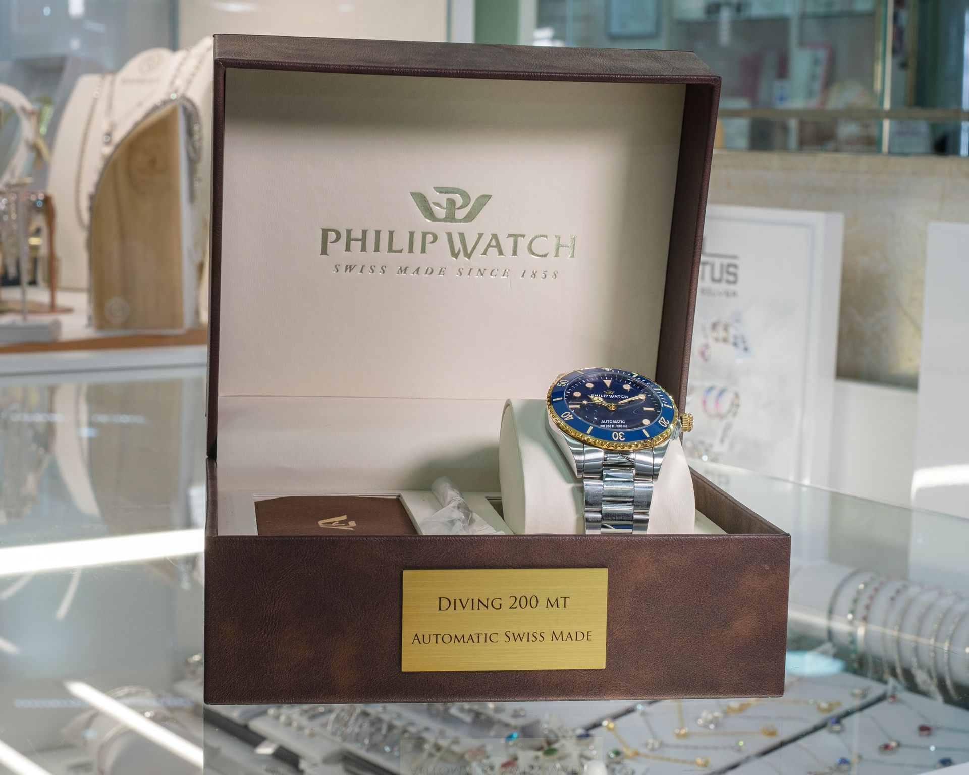 Un orologio da polso Philip Watch esposto in una vetrina di una gioielleria, che mette in mostra il marchio.