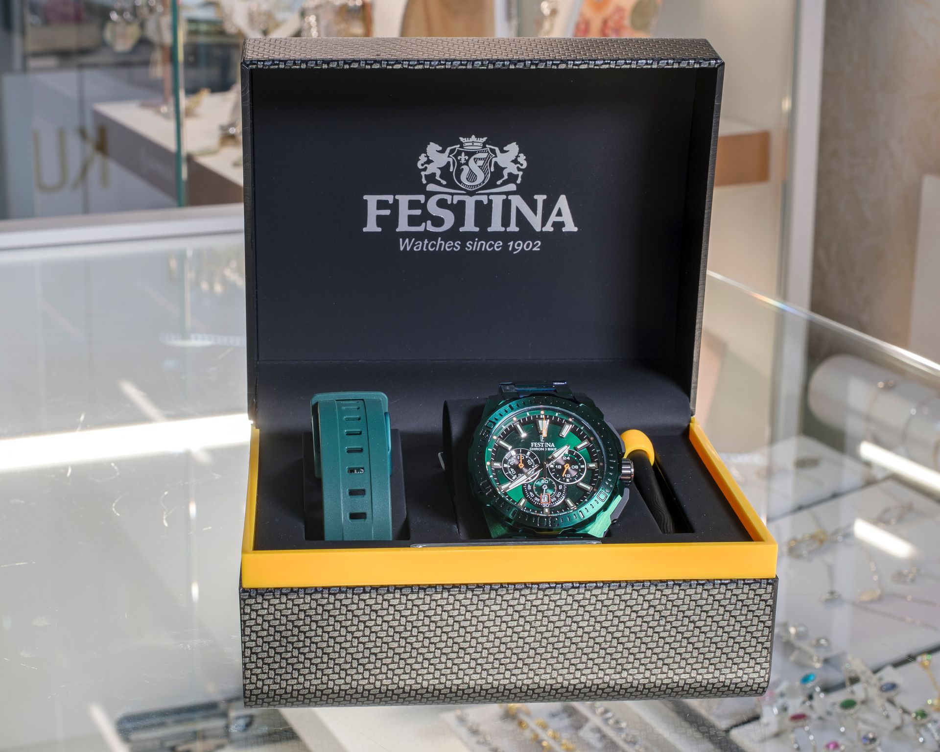 Set di orologi Festina in una scatola testurizzata; include un orologio, un cinturino di ricambio e uno strumento; verde e nero.