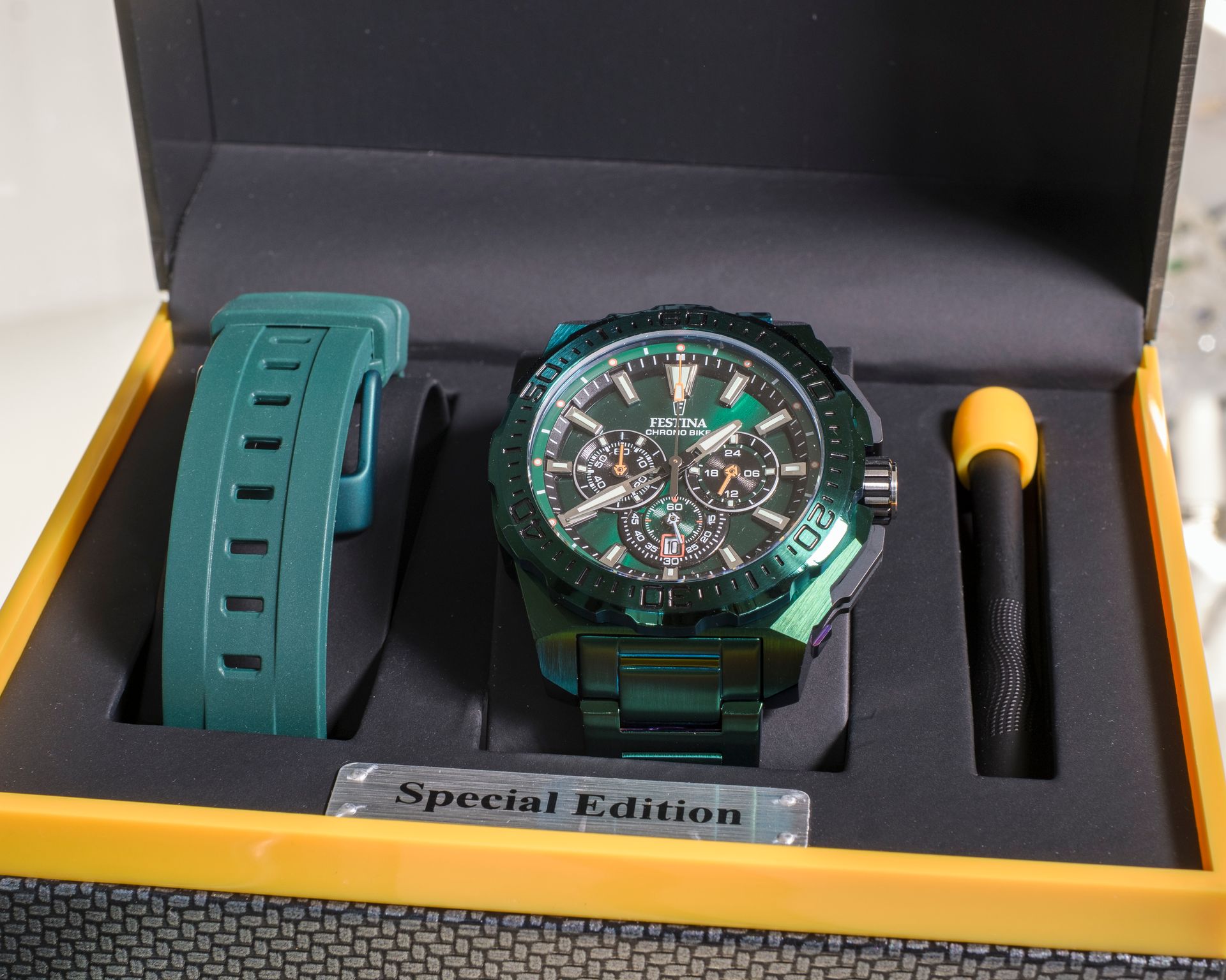 Un orologio Invicta verde con cinturino di ricambio in una scatola in edizione speciale. Include un piccolo attrezzo.