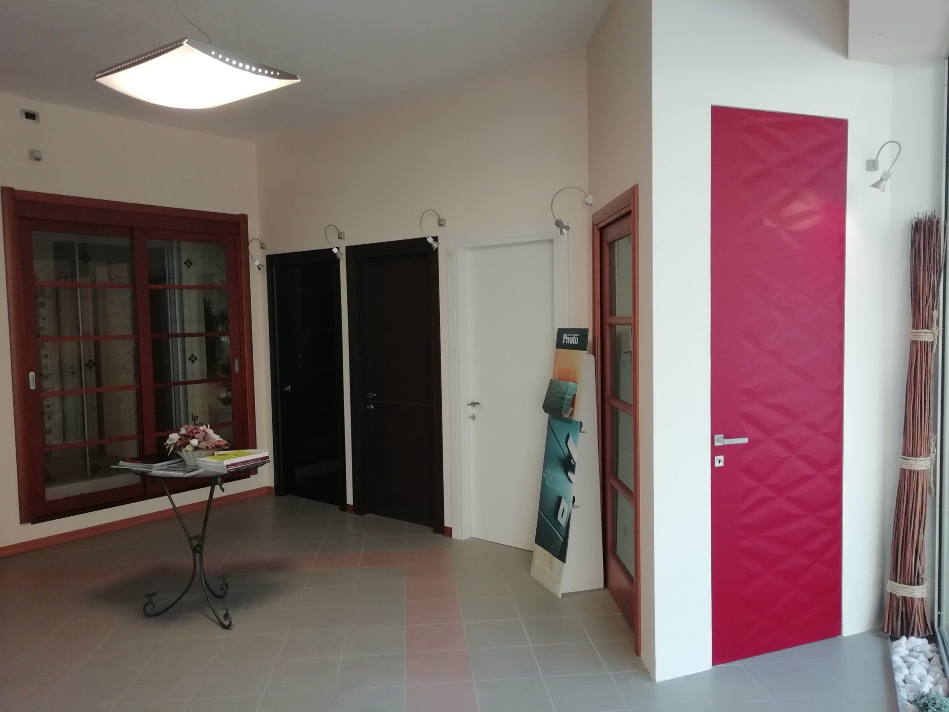 assortimento di porte da interni colorate e semplici