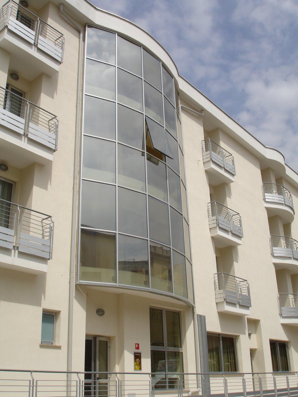 finestre curve in vetro Mediterraneo hotel