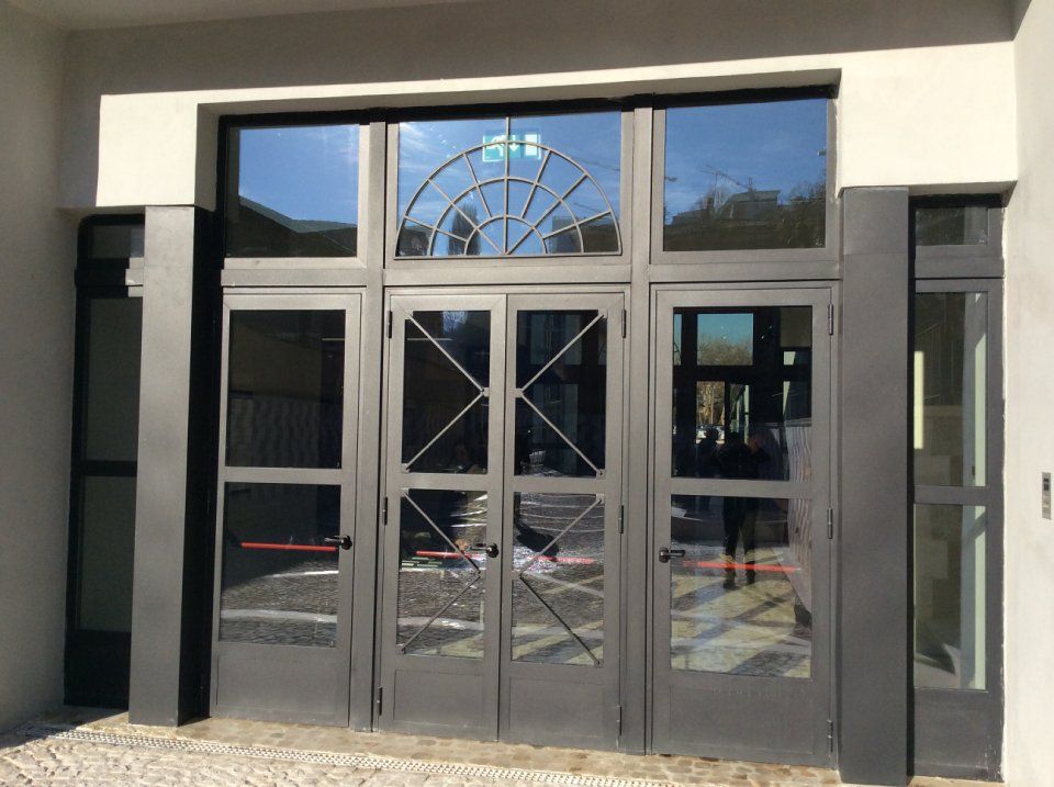 portone in ferro Museo l'Aquila